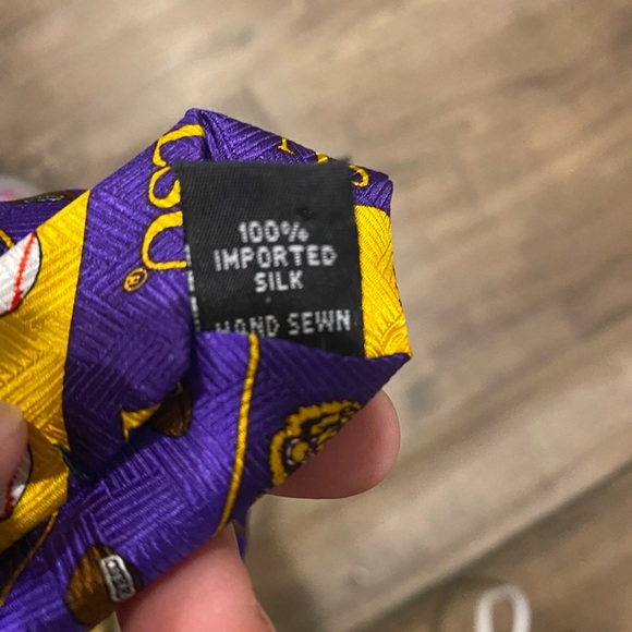 MERGE LEFT Necktie MENS 100% SILK Tie LSU Tigers Purple Gold Football Baseball - Picture 5 of 5